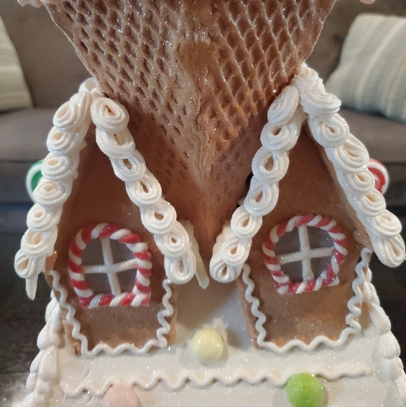 Whimsical Ice Cream Gingerbread House-NWT - Picture 12 of 13